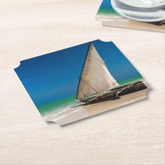 Traditionelles Fischerboot am Strand Untersetzer (angewinkelt)