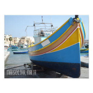 Traditionelles gestreiftes Fischerboot Marsaxlokk  Fotodruck