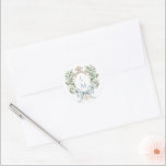 Traditionelles Leaf-Wappen mit Bow | Monografische Runder Aufkleber<br><div class="desc">Das elegante Aquarellmonogramm-Wappen verleiht diesem Einladungs-Aufkleber einen wunderschönen und zeitlosen Look, den jede raffinierte Braut zur Liebe bringt. Personalisieren Sie diesen Aufkleber mit Ihren Initialen im Wappen oben. Die Farben sind hellblau, grün, goldgelb und braun. Wenn Sie Fragen haben oder Hilfe bei der Anpassung dieser Einladung benötigen, wenden Sie sich...</div>