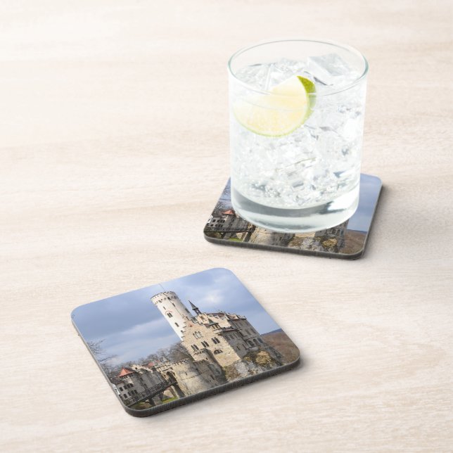 Traditionelles Schloss auf dem Kliff am wolkigen T Getränkeuntersetzer (Rechte Seite)