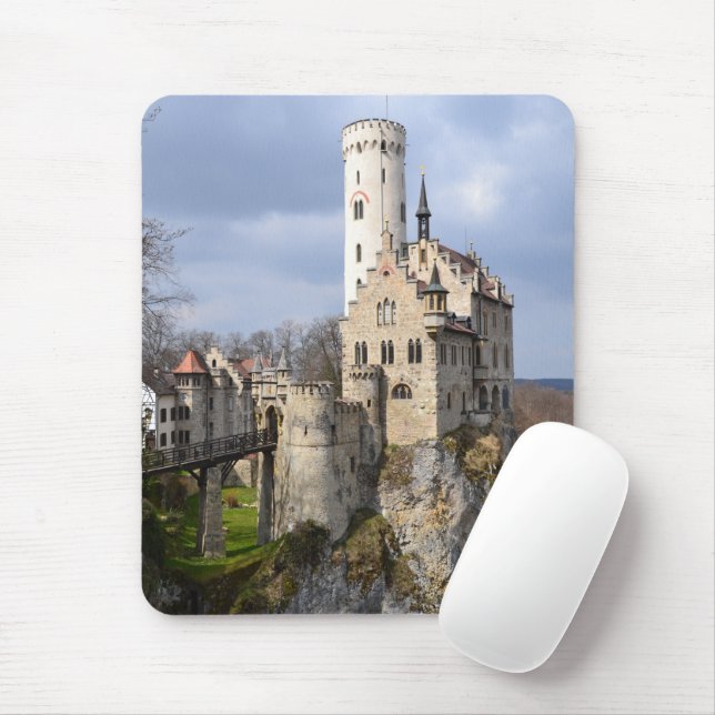 Traditionelles Schloss auf dem Kliff am wolkigen T Mousepad (Mit Mouse)