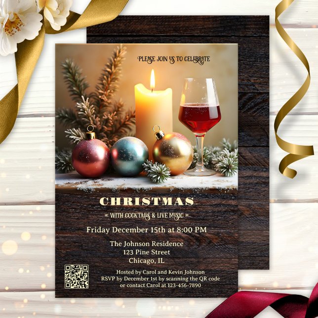 Traditionelles Weihnachtsessen mit Wein und Kerzen Einladung (Traditional cozy Christmas dinner party invitation featuring festive baubles and wine with a candle)