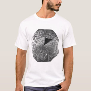 Tragbarer Sundial, von Sierk Schloss 1756 T-Shirt