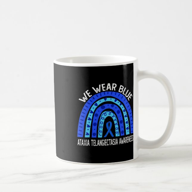 Tragen Sie blauer Regenbogen für Ataxia Telangiect Kaffeetasse (Rechts)