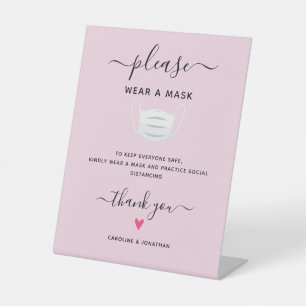 Tragen Sie eine Maske soziale Distanz einfache Hoc Sockelschild