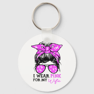 Tragen Sie Pink für meine Ehefrau Messy Bun Breast Schlüsselanhänger