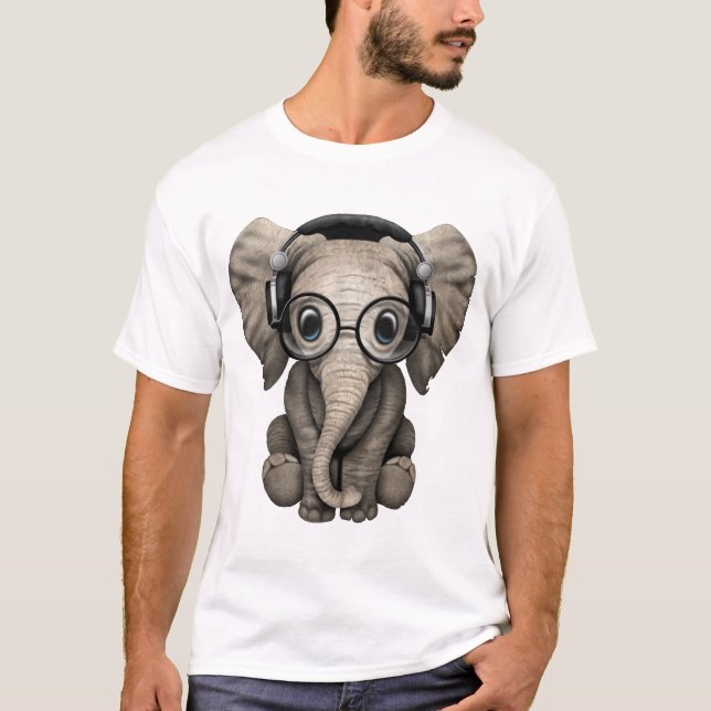 Tragende Kopfhörer und Glas niedlicher T-Shirt (Vorderseite)