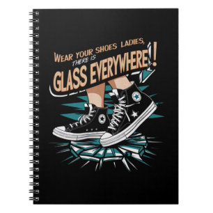 Tragt eure Schuhe, Ladys, es ist überall Glas Notizblock