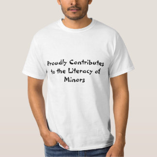 Trägt stolz zur Bildung des Minderjährig-T-Shirts T-Shirt