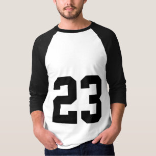 Trägt T-Shirt kundengerechtes   der Jerseyzahl 23