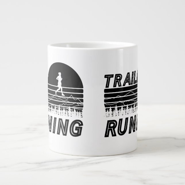 Trail Running im Sonnenuntergang mit Bergen Jumbo-Tasse (Vorderseite)