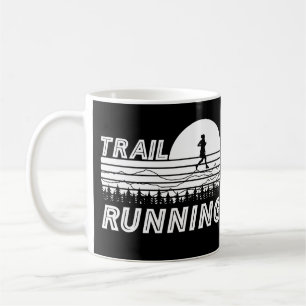 Trail Running im Sonnenuntergang mit Bergen und Wa Kaffeetasse