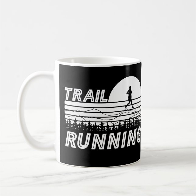 Trail Running im Sonnenuntergang mit Bergen und Wa Kaffeetasse (Links)