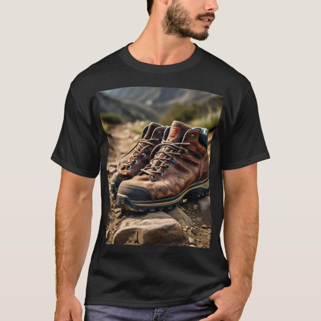 Trailblazer: Wanderstiefel auf dem Rugged Terrain  T-Shirt (Vorderseite)