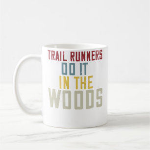 Trailrunner machen es im Wald Lustig Laufen für Kaffeetasse