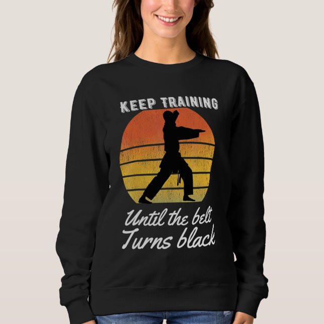 Trainiere weiter, bis der Gürtel schwarz wird Kara Sweatshirt (Vorderseite)