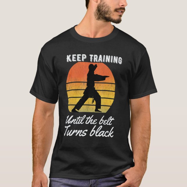 Trainiere weiter, bis der Gürtel schwarz wird Kara T-Shirt (Vorderseite)