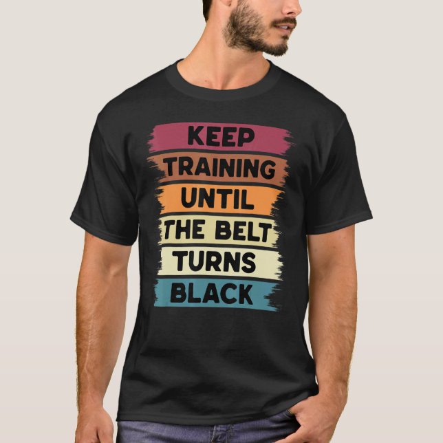 Trainiere weiter, bis der Gürtel schwarz wird Kara T-Shirt (Vorderseite)