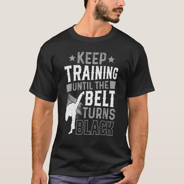 Trainiere weiter, bis der Gürtel schwarz wird Kara T-Shirt (Vorderseite)