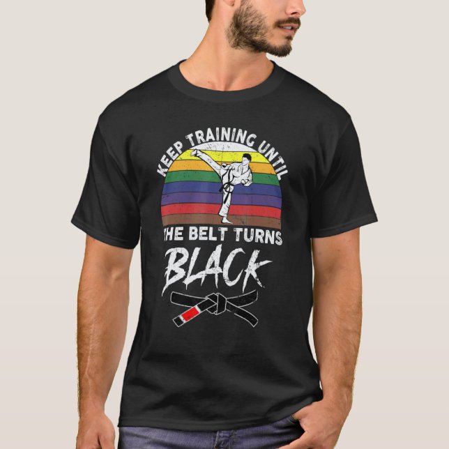 Trainiere weiter, bis der Gürtel schwarz wird Kara T-Shirt (Vorderseite)