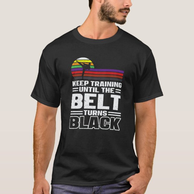 Trainiere weiter, bis der Gürtel schwarz wird Kara T-Shirt (Vorderseite)
