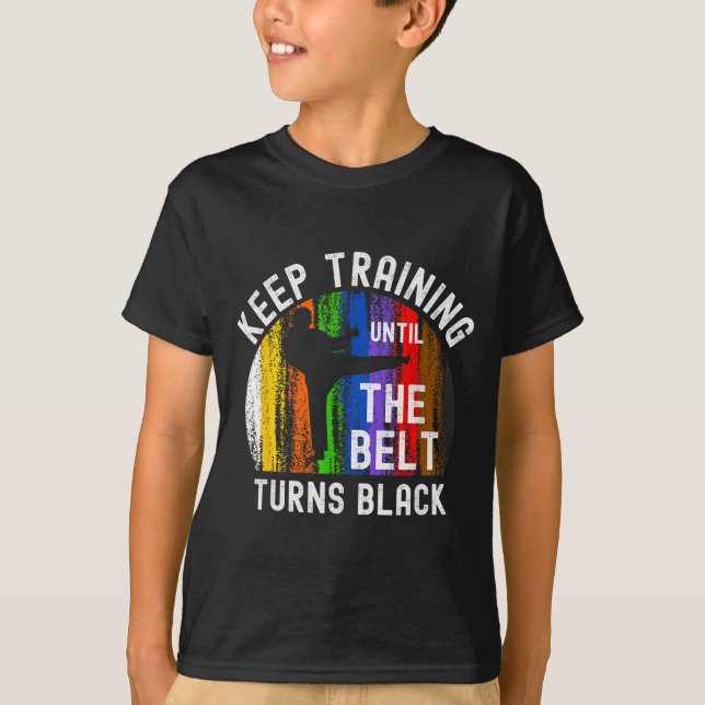 Trainiere weiter, bis der Gürtel schwarz wird Kara T-Shirt (Vorderseite)