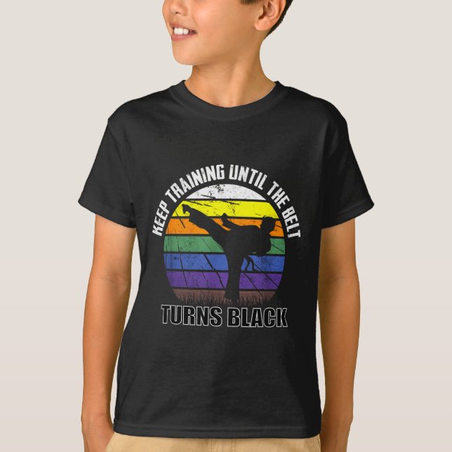 Trainiere weiter, bis der Gürtel schwarz wird Kara T-Shirt (Vorderseite)