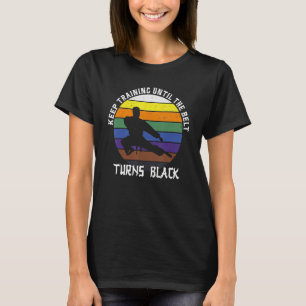 Trainiere weiter, bis der Gürtel schwarz wird Retr T-Shirt