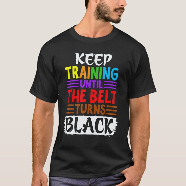 Trainiere weiter, bis der Gürtel schwarz wird Taek T-Shirt (Vorderseite)