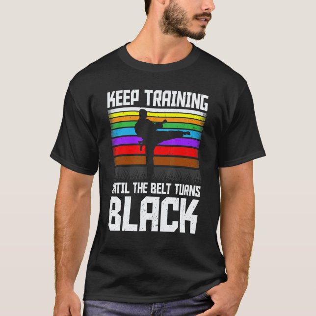 Trainiere weiter, bis der Gürtel schwarz wird Taek T-Shirt (Vorderseite)