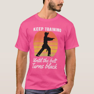 Training behalten, bis der Gürtel schwarze Karate T-Shirt