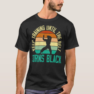 Training behalten, bis der Gürtel zu Black Karate T-Shirt