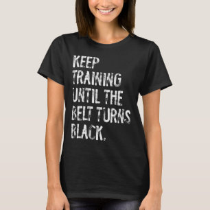 Training behalten, bis der Gürtel zu Black Karate  T-Shirt
