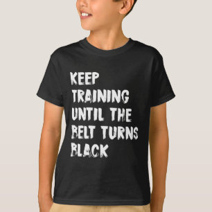 Training behalten, bis der Gürtel zu Black Karate  T-Shirt