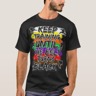 Training behalten, bis der Gürtel zum Schwarzen Ka T-Shirt