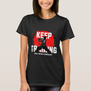 Training behalten, bis der Gürtel zum Schwarzen Ka T-Shirt
