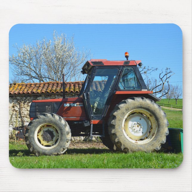 Traktor auf einem Bauernhof in Frankreich Mousepad (Vorne)