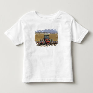 Traktor, der eine Mais-Sämaschine zieht. Kleinkind T-shirt