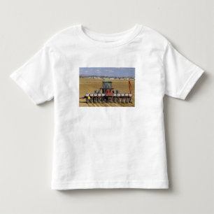 Traktor, der eine Mais-Sämaschine zieht. Kleinkind T-shirt