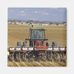 Traktor, der eine Mais-Sämaschine zieht. Magnet