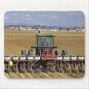 Traktor, der eine Mais-Sämaschine zieht. Mousepad