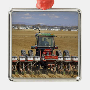 Traktor, der eine Mais-Sämaschine zieht. Ornament Aus Metall