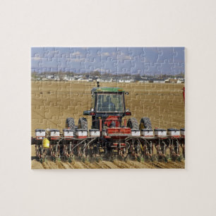 Traktor, der eine Mais-Sämaschine zieht. Puzzle