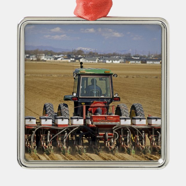 Traktor, der einen Maissaatgutpflanzer zieht Ornament Aus Metall (Vorne)