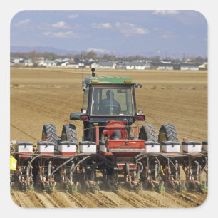 Traktor, der einen Maissaatgutpflanzer zieht Quadratischer Aufkleber