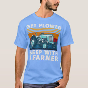 Traktor mit einem Vintagen Bauer pflügen T-Shirt