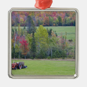 Traktor mit Heuballen auf grünem Feld mit Ornament Aus Metall