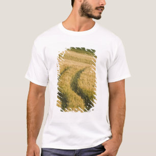 Traktorspuren durch Weizen, Toskana, Italien T-Shirt