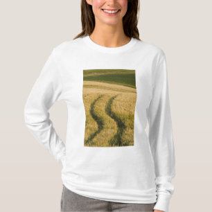 Traktorspuren durch Weizen, Toskana, Italien T-Shirt