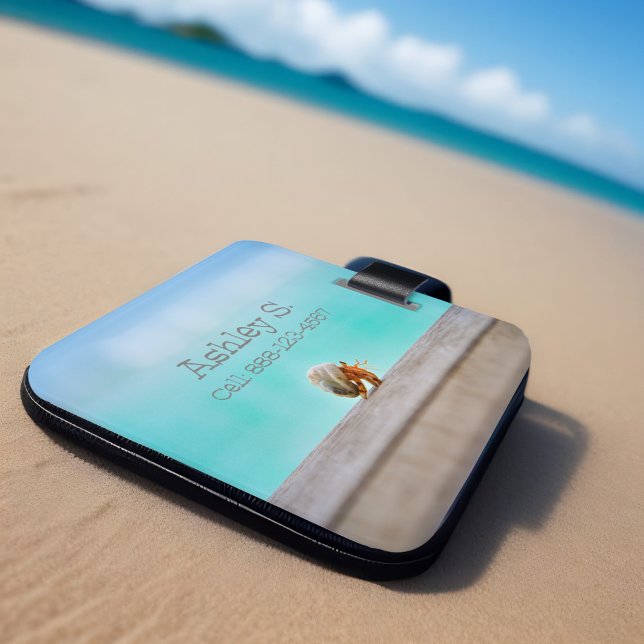 Tranquil Hermit Crab Beach Travel Aqua Seashell Gepäckanhänger (Tropical hermit crab in white sea shell personalized luggage tag aqua ocean water & weathered wood)